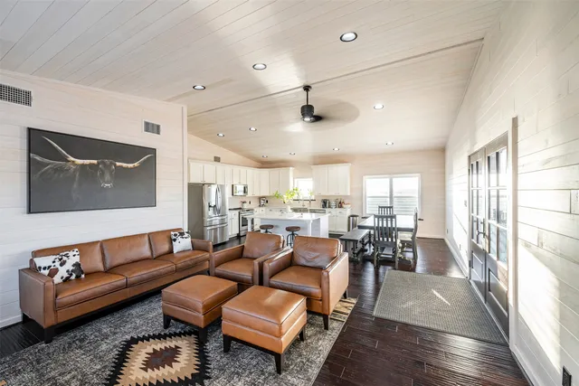 $1,049,000 | 17047 State Highway West, Goliad, TX 77963