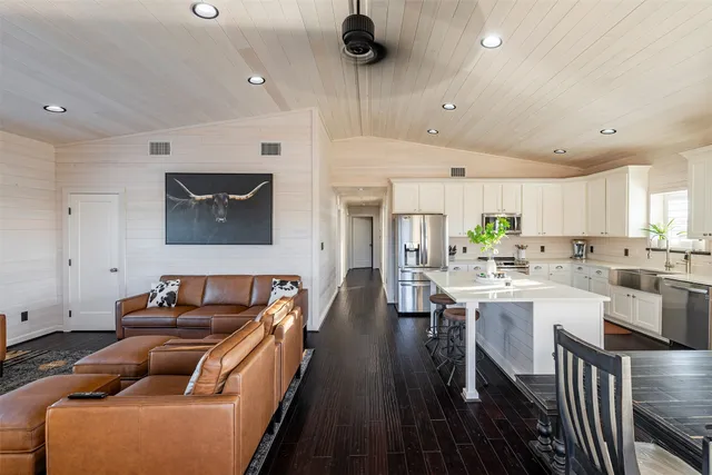 $1,049,000 | 17047 State Highway West, Goliad, TX 77963