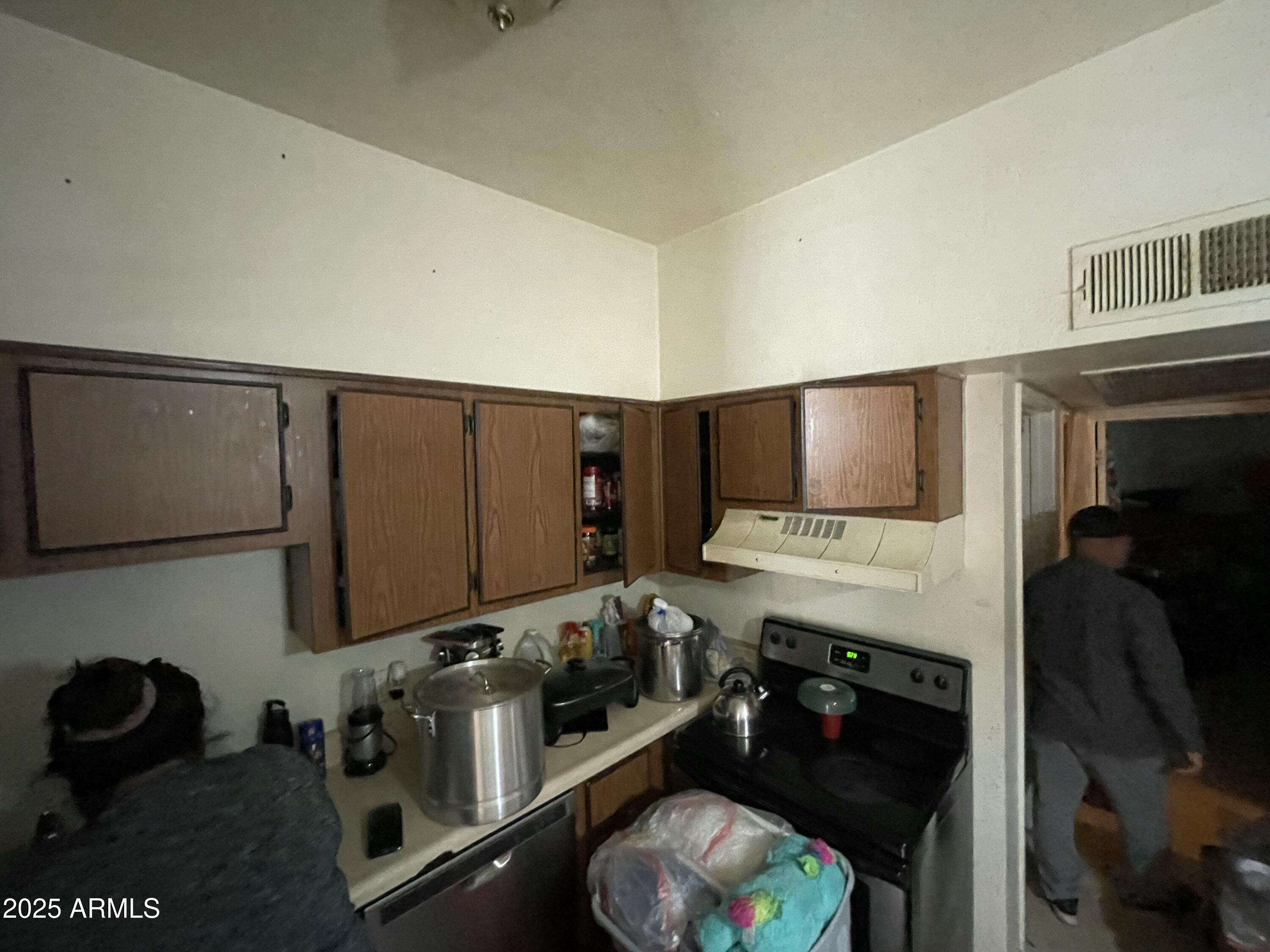 2822 East Kathleen Road Phoenix, AZ 85032 - Photo 23 of 30 a kitchen with a stove a sink and a microwave
