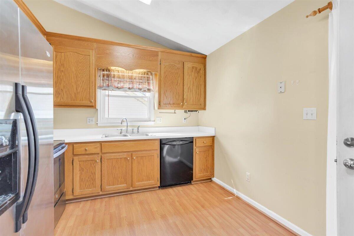 340 Raleigh Avenue Vinton, VA 24179 - Photo 11 of 29 Eat-in-Kitchen