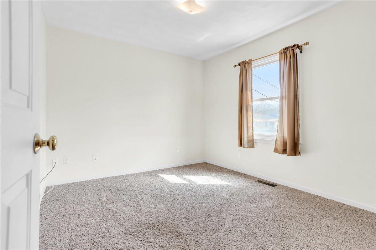 340 Raleigh Avenue Vinton, VA 24179 - Photo 22 of 29 Bedroom