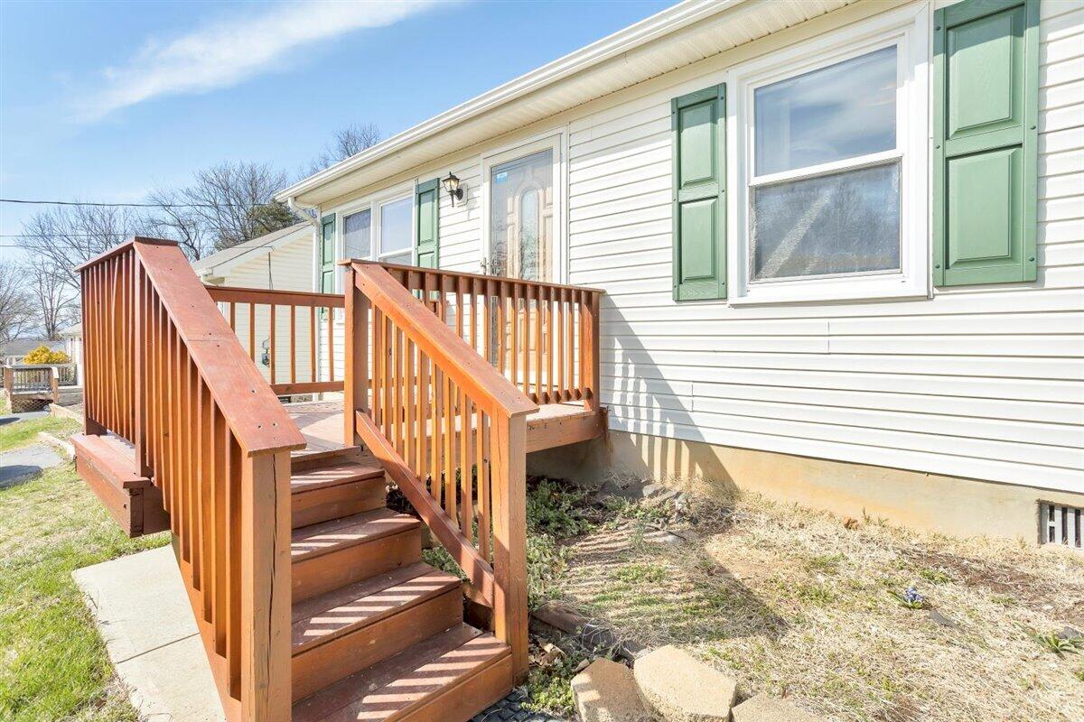 340 Raleigh Avenue Vinton, VA 24179 - Photo 4 of 29 Located in Vinton