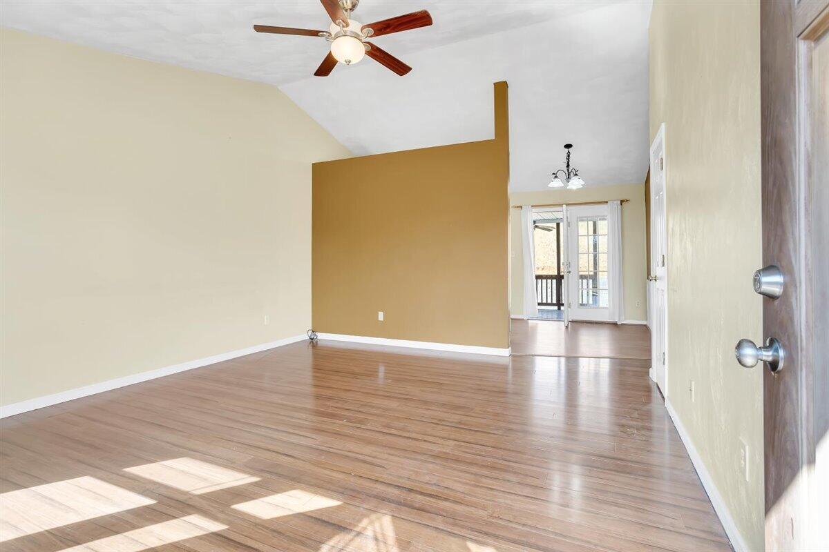 340 Raleigh Avenue Vinton, VA 24179 - Photo 5 of 29 Large Living Room