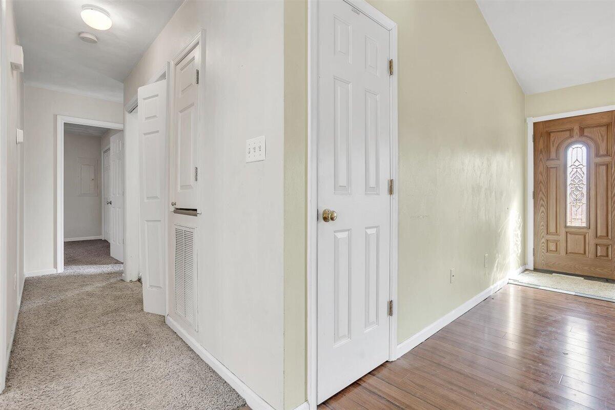 340 Raleigh Avenue Vinton, VA 24179 - Photo 7 of 29 Living Room/Hallway