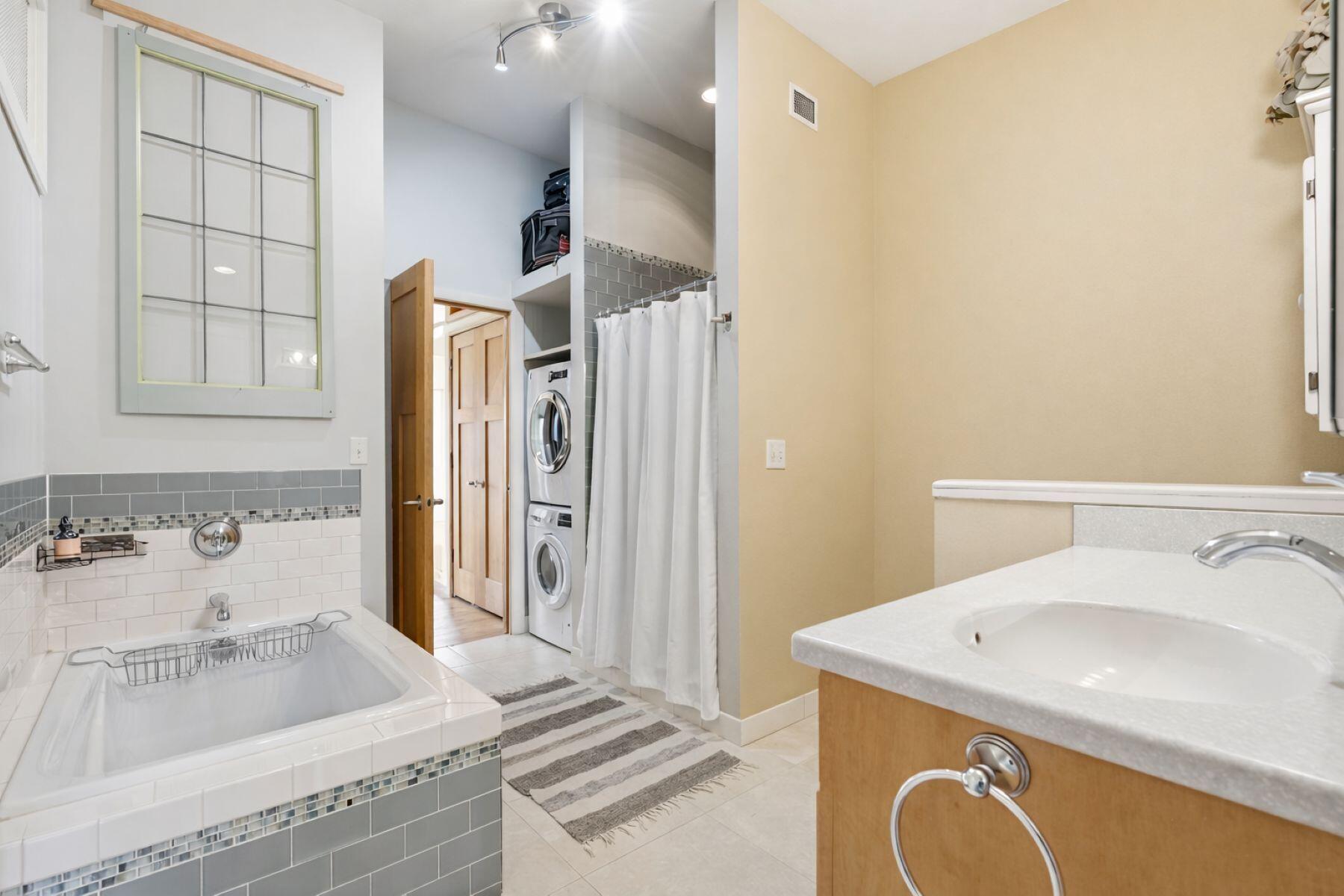 621 Violet Court Richfield, WI 53017 - Photo 19 of 43 Dual Entry Bath on Main Floor