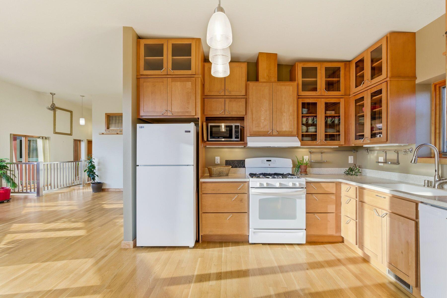 621 Violet Court Richfield, WI 53017 - Photo 6 of 43 Updated Kitchen