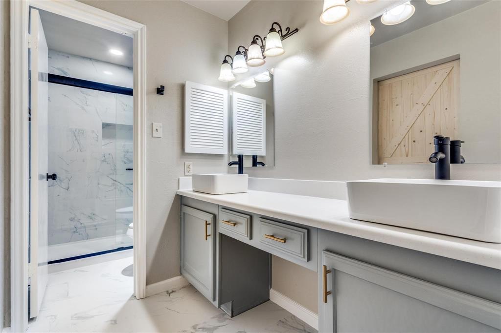 7904 Simpkins Place Plano, TX 75025 - Photo 18 of 24 a bathroom with a sink a shower and a mirror