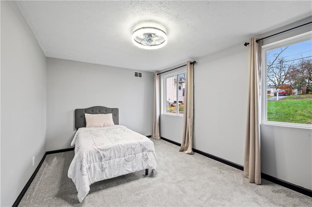 856 Cleveland Avenue Brackenridge, PA 15014 - Photo 23 of 35 a bedroom with a bed and a window