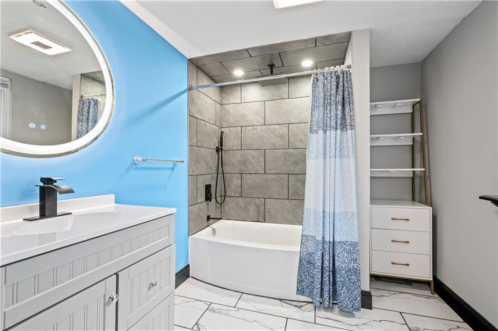 856 Cleveland Avenue Brackenridge, PA 15014 - Photo 30 of 35 a bathroom with a bathtub a mirror and a sink