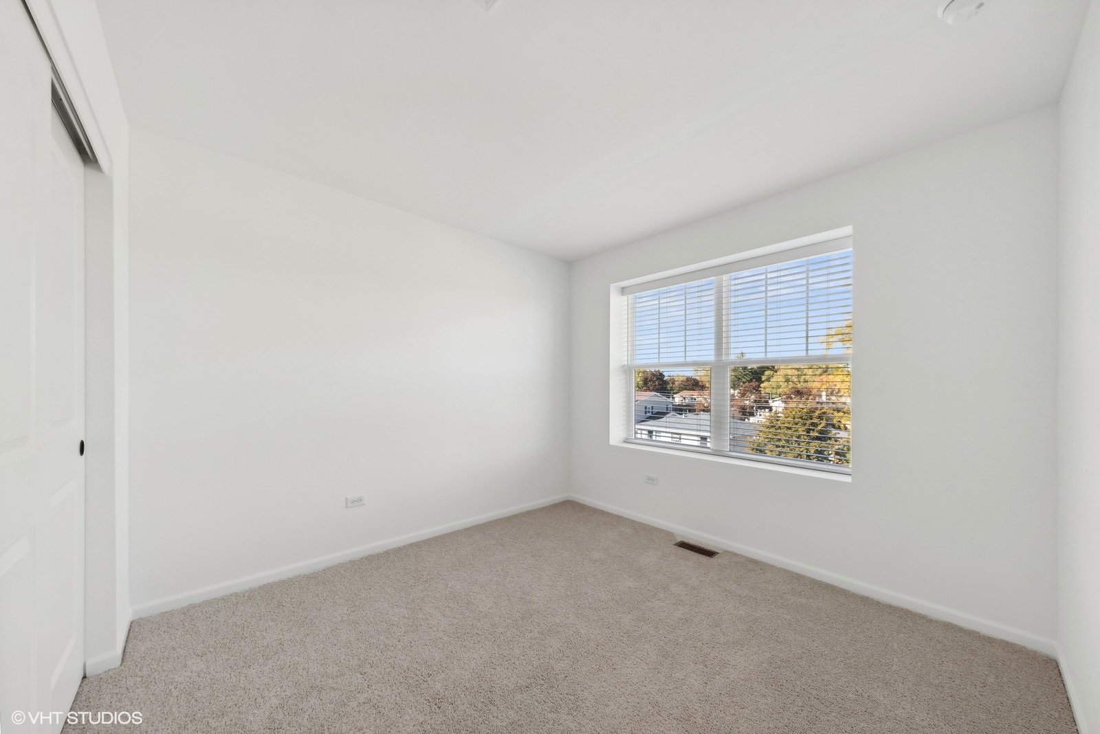 1033 Wren Road Des Plaines, IL 60018 - Photo 14 of 20 an empty room with windows