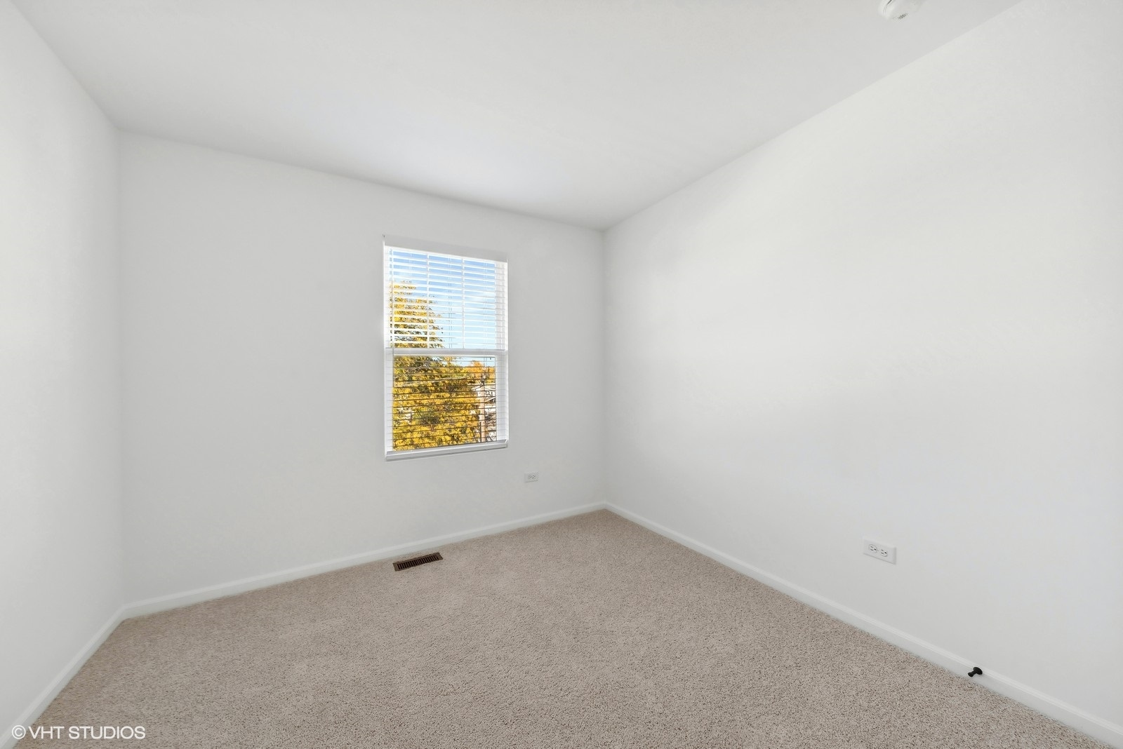 1033 Wren Road Des Plaines, IL 60018 - Photo 15 of 20 an empty room with a window