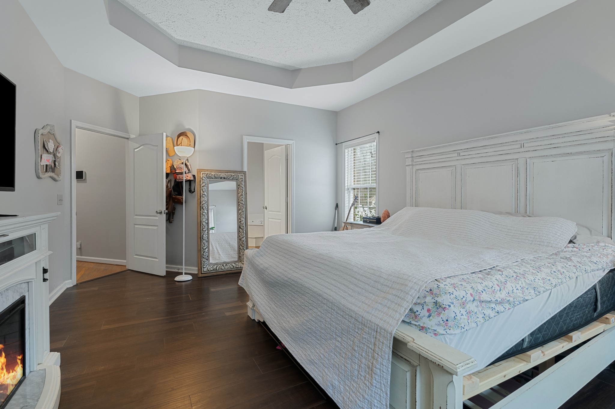 79 Hunt Creek Road Manchester, TN 37355 - Photo 18 of 28 a spacious bedroom with a bed and a flat screen tv