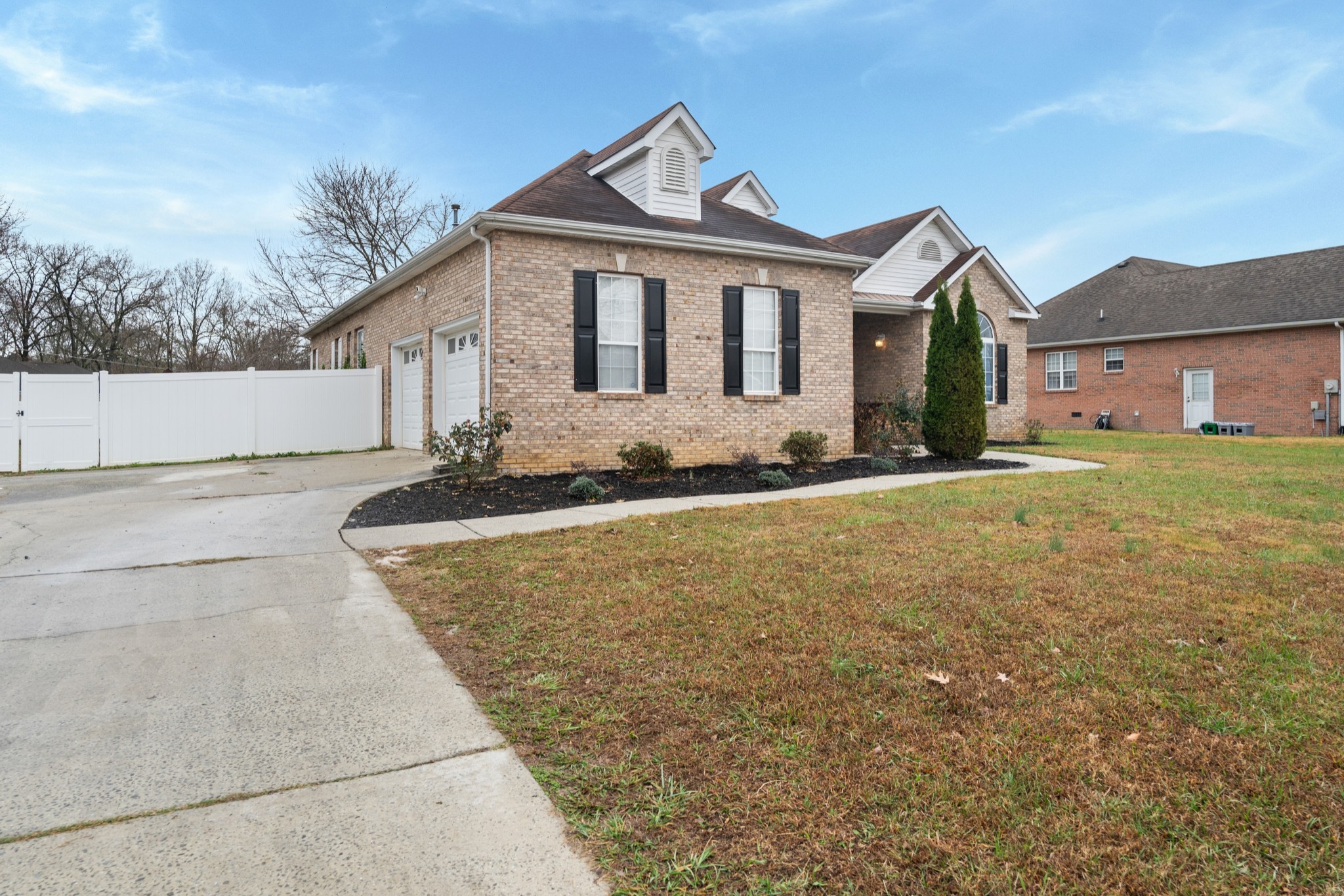 79 Hunt Creek Road Manchester, TN 37355 - Photo 2 of 28 a front view of a house with a yard
