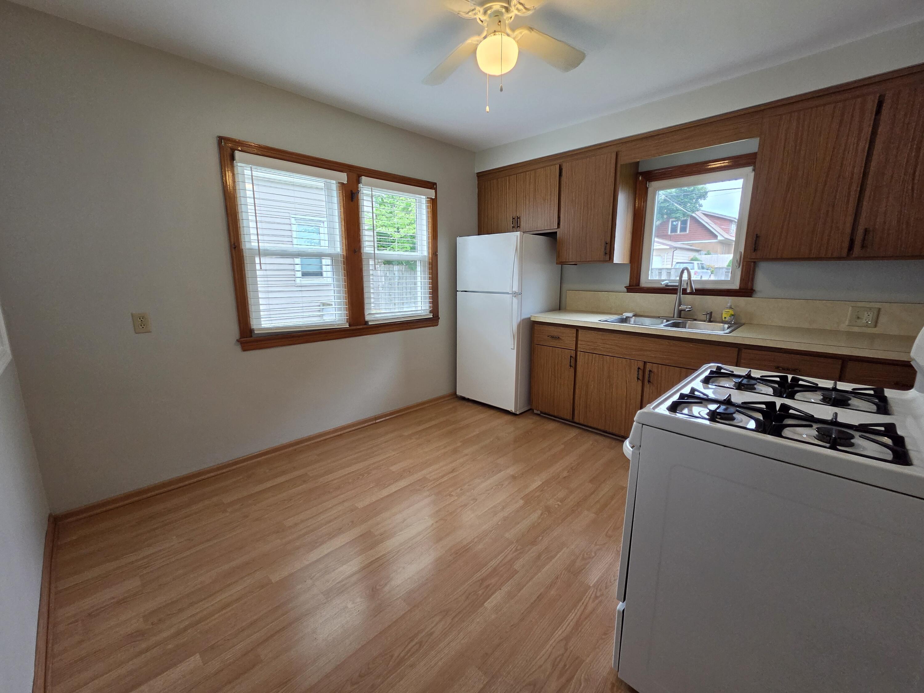 3265 South Burrell Street Milwaukee, WI 53207 - Photo 11 of 39 Kitchen