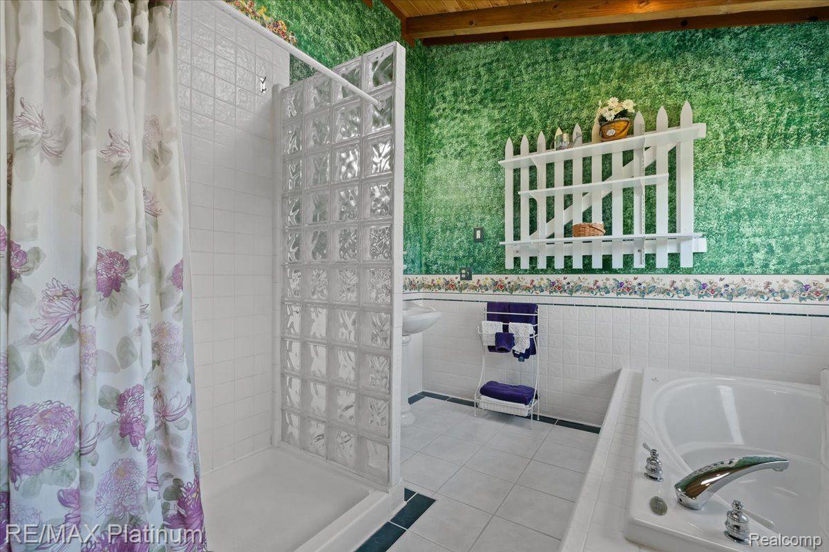 1215 South Bull Run Road Fowlerville, MI 48836 - Photo 32 of 80 Primary Bathroom with Walk in Shower.