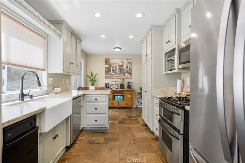 163 South Grass Valley Road Lake Arrowhead, CA 92391 - Photo 12 of 35