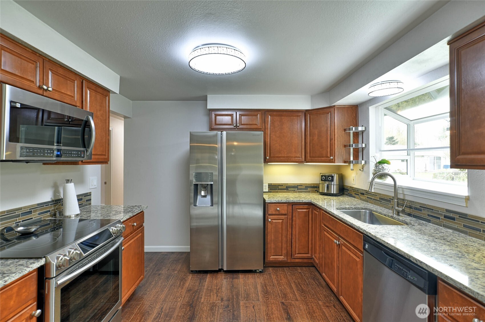 3932 Southeast 10th Place Renton, WA 98058 - Photo 6 of 28 Gallery Image 6