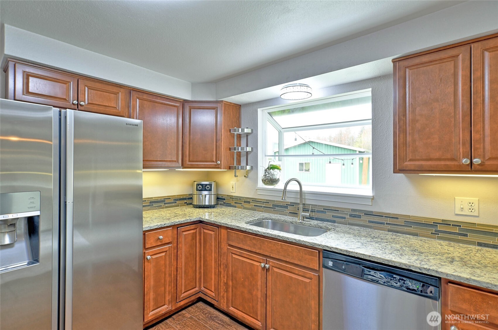 3932 Southeast 10th Place Renton, WA 98058 - Photo 7 of 28 Gallery Image 7