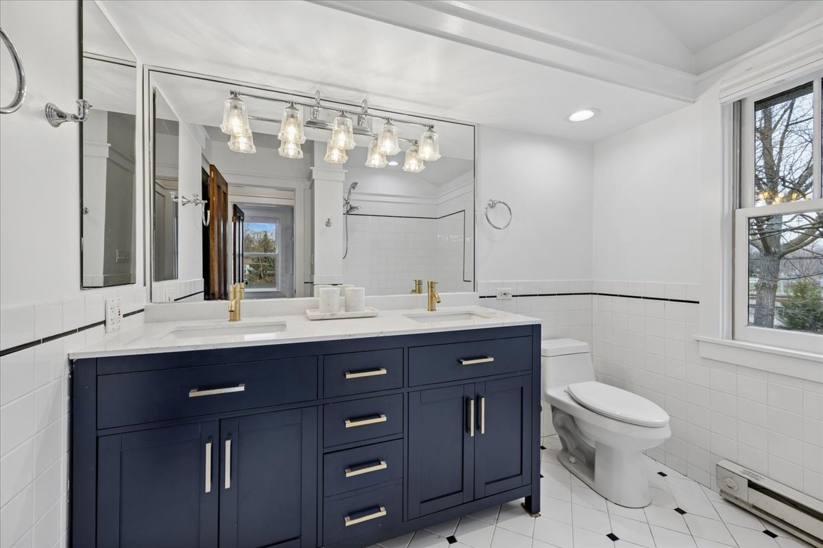 347 Keystone Avenue River Forest, IL 60305 - Photo 20 of 36 a bathroom with a toilet a sink and mirror