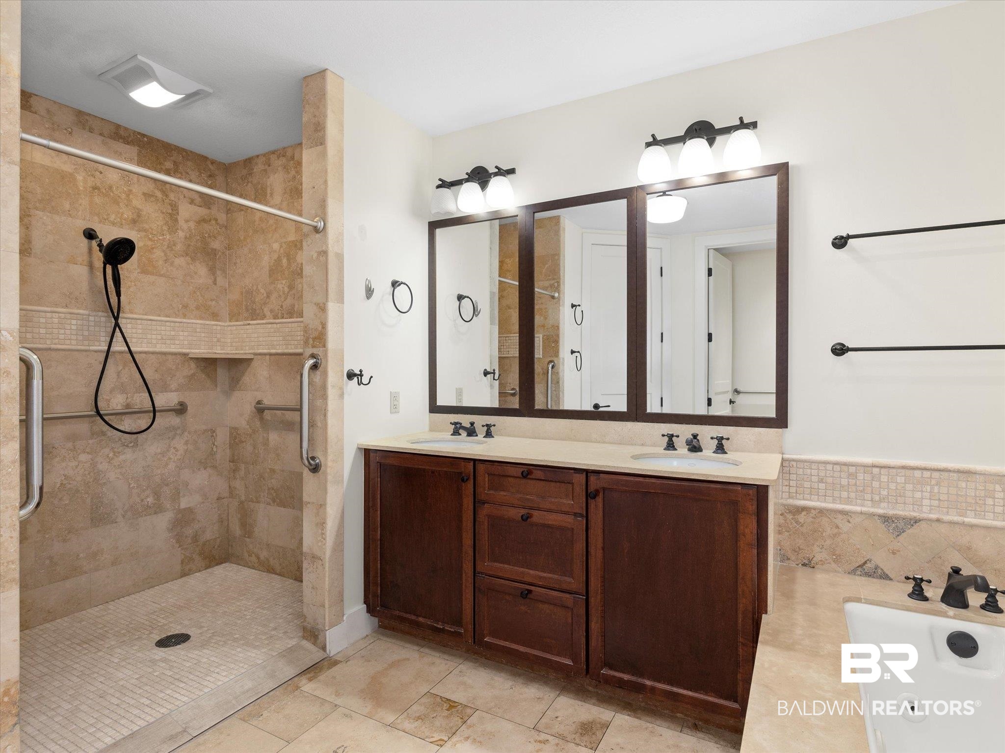 18269 Colony Drive, Unit 502 Fairhope, AL 36532 - Photo 16 of 28 Bathroom
