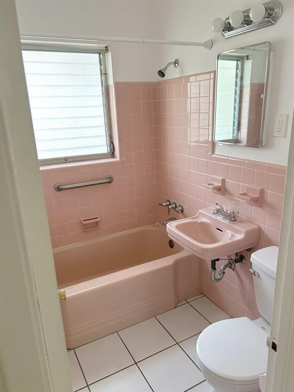 77 Hendricks Isle, Unit 9 Fort Lauderdale, FL 33301 - Photo 6 of 21 a bathroom with a sink a toilet and bathtub