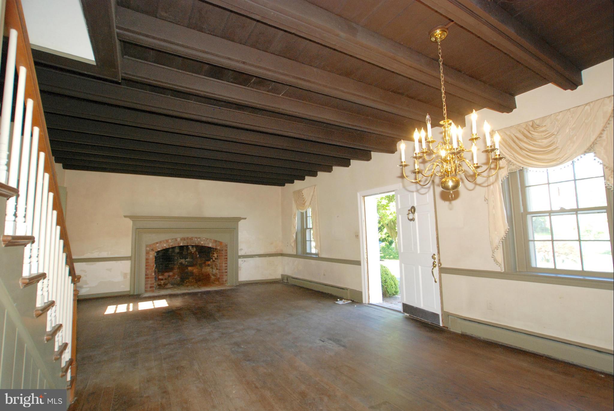 9813 Kendale Road Potomac, MD 20854 - Photo 10 of 26 Living Room