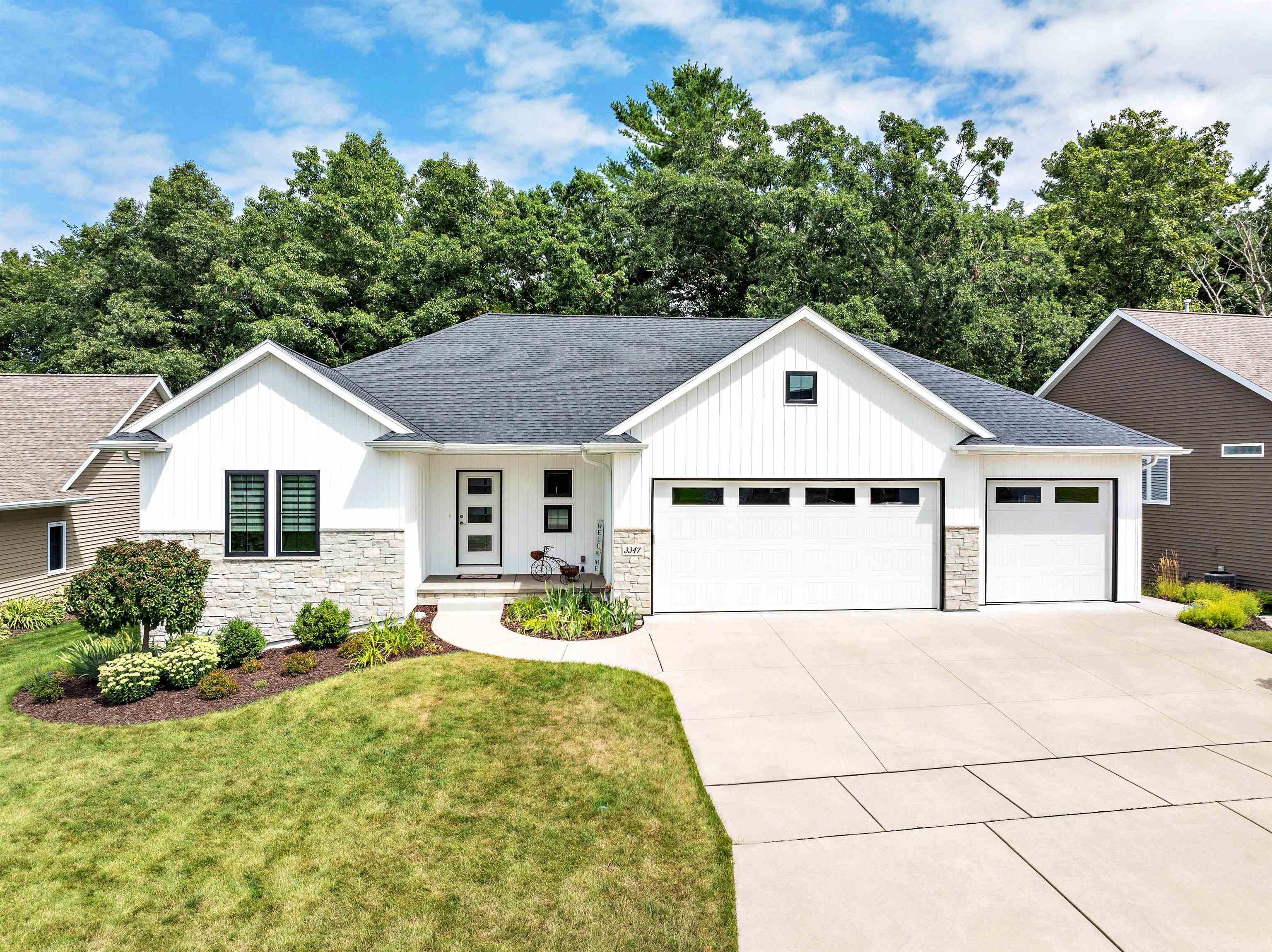 3347 Largo Ridge Drive Green Bay, WI 54311 - Photo 2 of 33