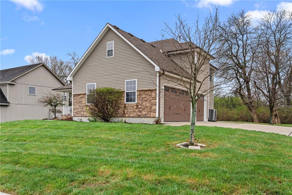 2213 Southwest Chase Drive Lee's Summit, MO 64082 - Photo 3 of 40