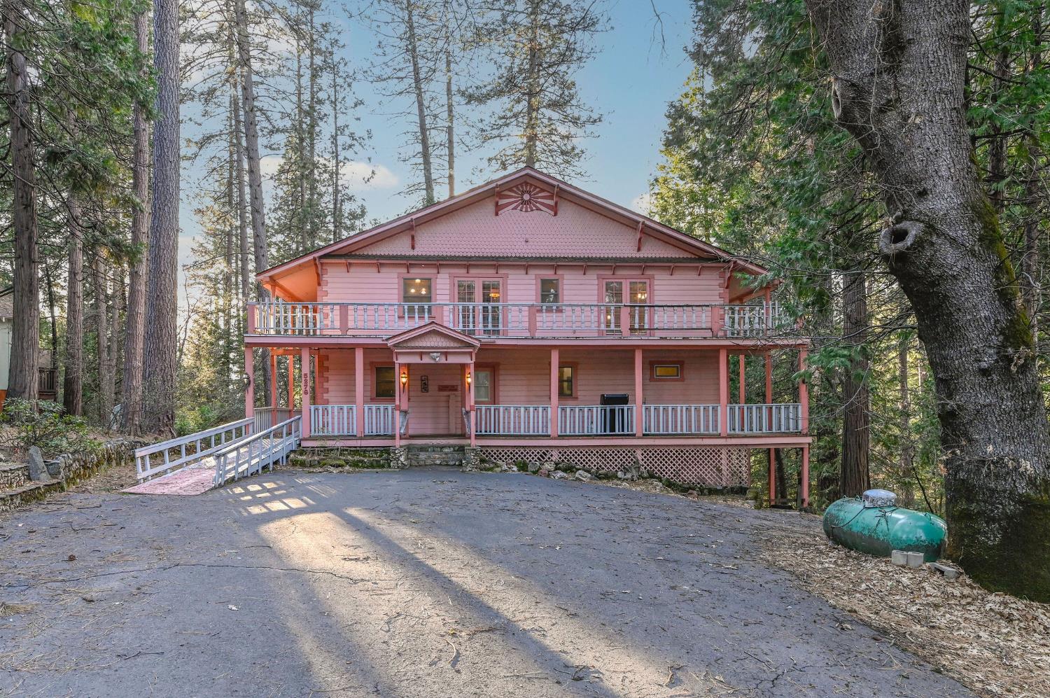 a view of a house with a yard