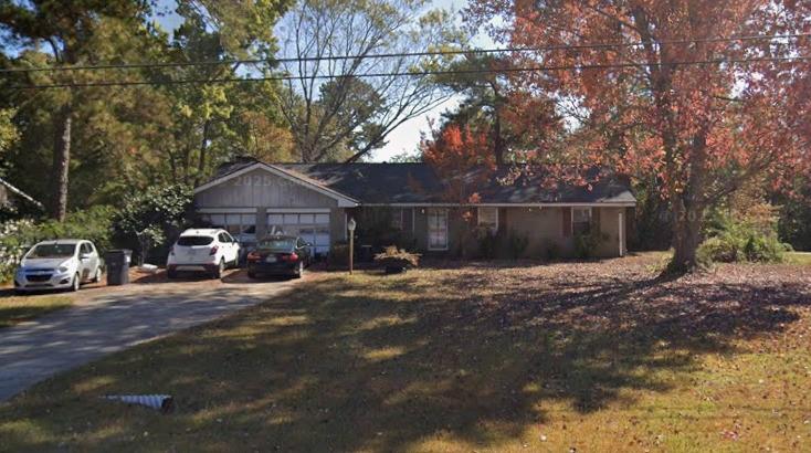 a view of a house with a yard