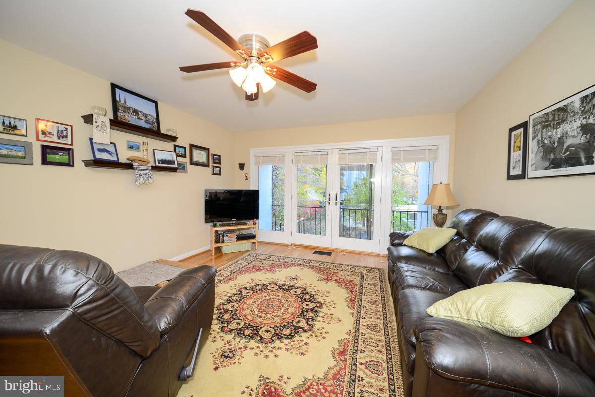 1612 Wainwright Drive Reston, VA 20190 - Photo 3 of 19 Living Room