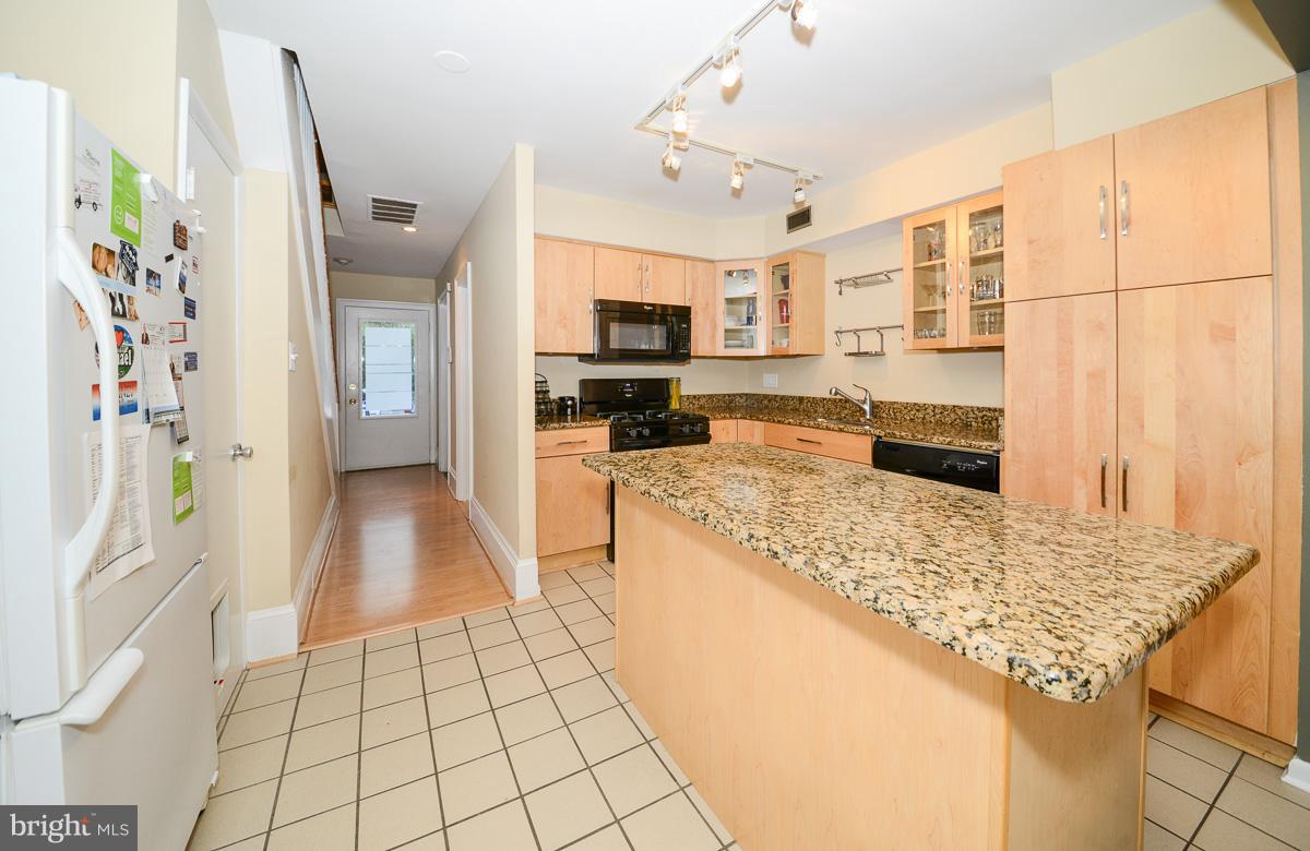 1612 Wainwright Drive Reston, VA 20190 - Photo 4 of 19 Kitchen
