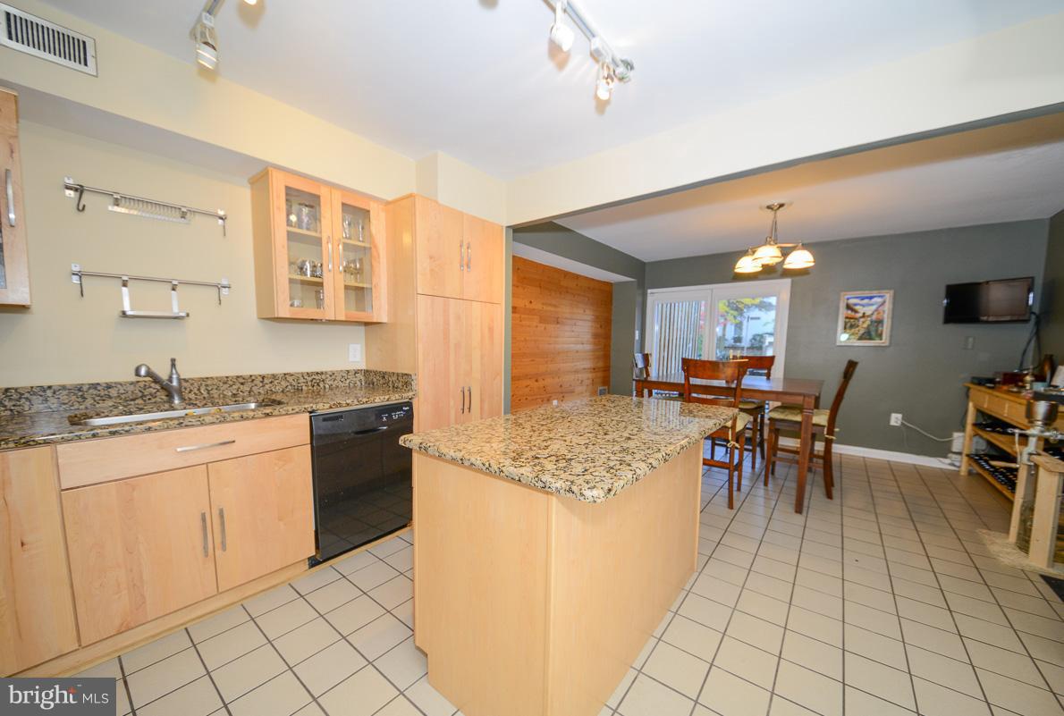 1612 Wainwright Drive Reston, VA 20190 - Photo 5 of 19 Kitchen