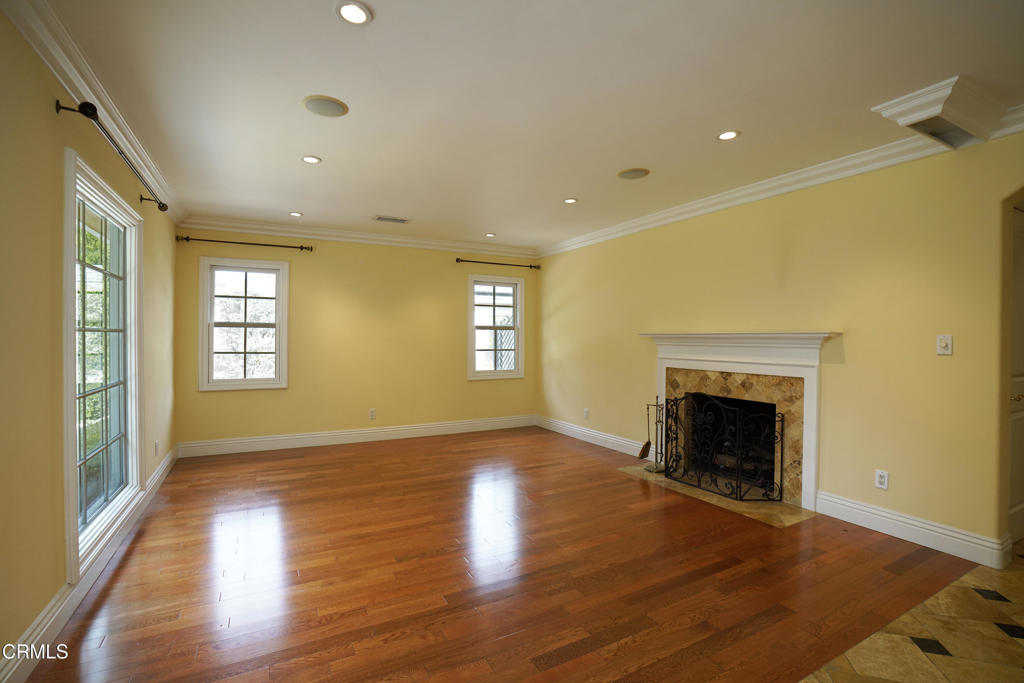 2340 Brigden Road Pasadena, CA 91104 - Photo 4 of 21 Living Room