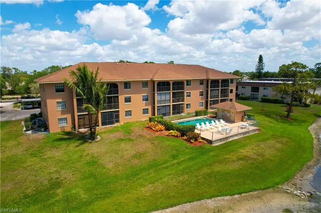 $1,900 | 5535 Rattlesnake Hammock Road, Unit 205, Naples, FL 34113