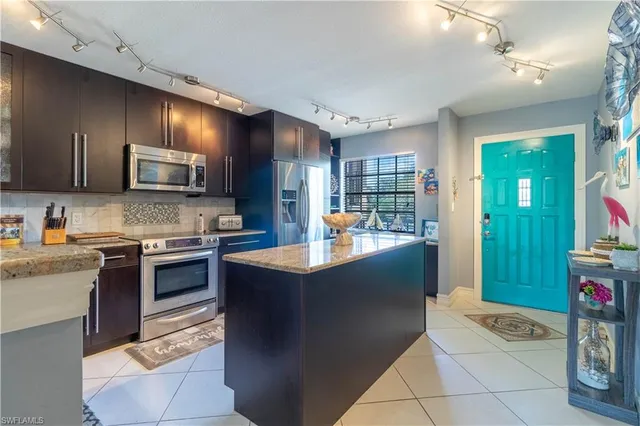 $1,900 | 5535 Rattlesnake Hammock Road, Unit 205, Naples, FL 34113