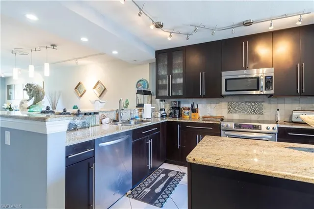 $1,900 | 5535 Rattlesnake Hammock Road, Unit 205, Naples, FL 34113