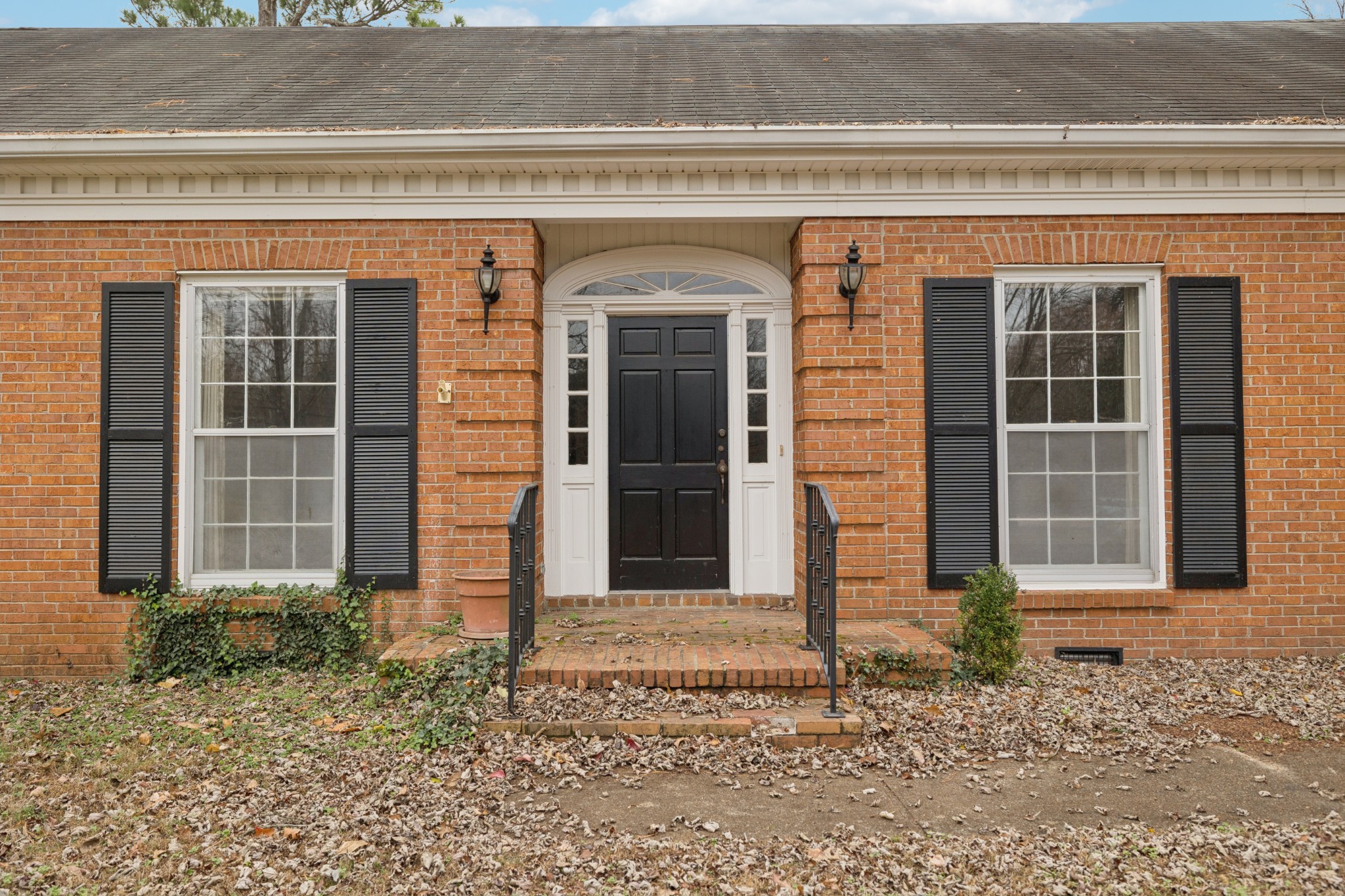 718 Murfreesboro Road Franklin, TN 37064 - Photo 3 of 35 a front view of a house with garden