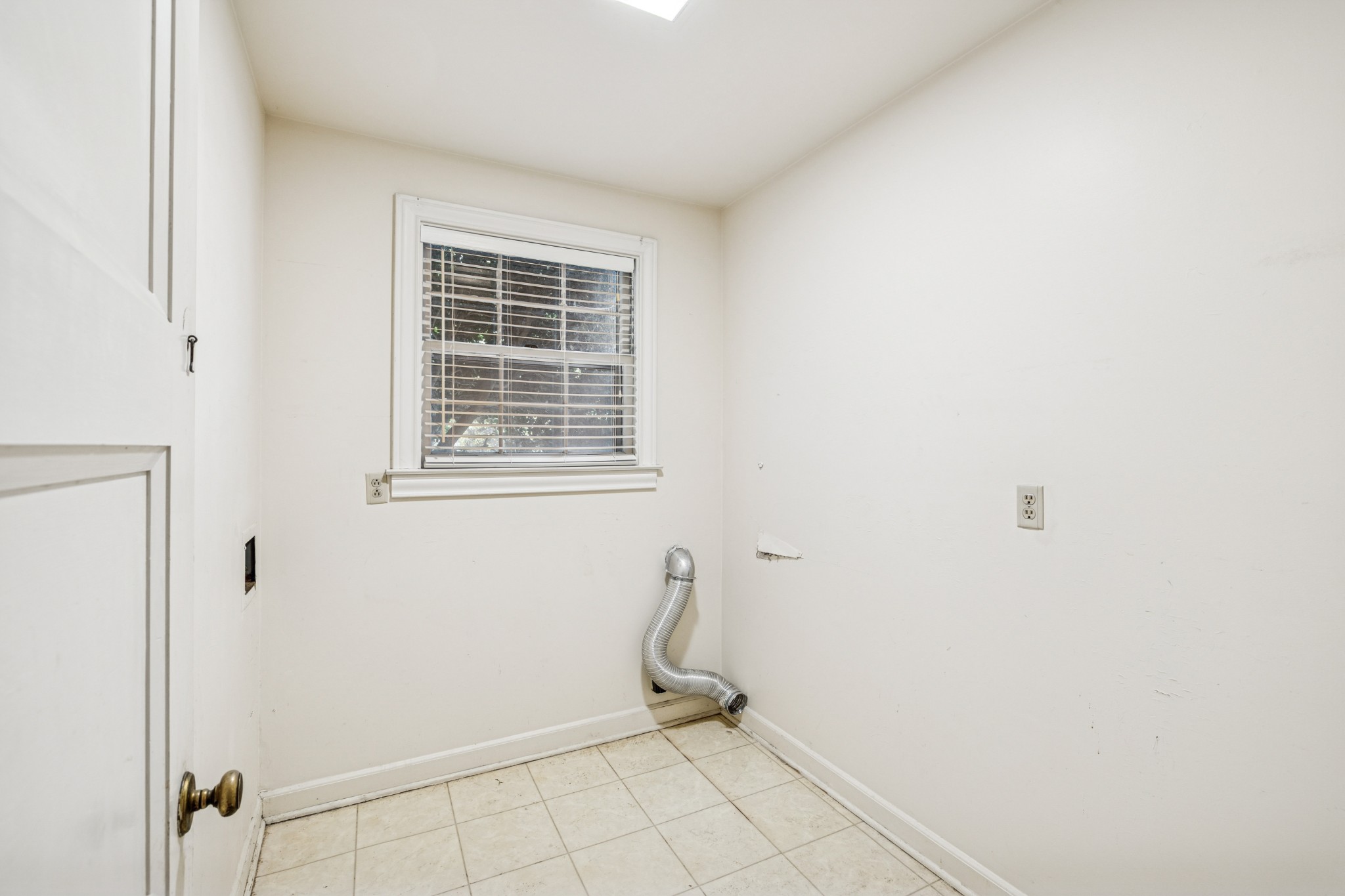 718 Murfreesboro Road Franklin, TN 37064 - Photo 10 of 35 a view of an empty room