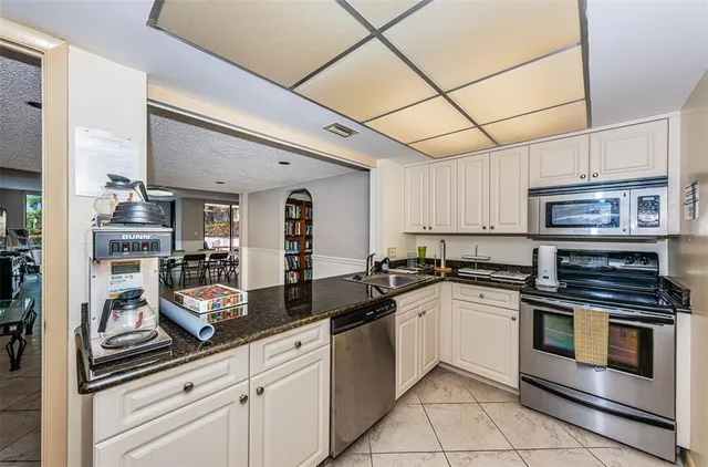 $349,000 | 220 Belleview Boulevard, Unit 305, Belleair, FL 33756