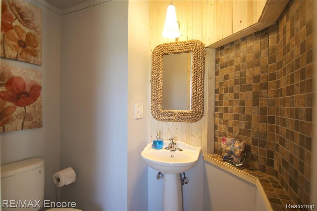 8635 Waumegah Road Clarkston, MI 48348 - Photo 25 of 50 Waumegah Rd Half Bath.jpg