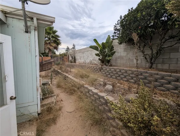a view of a backyard