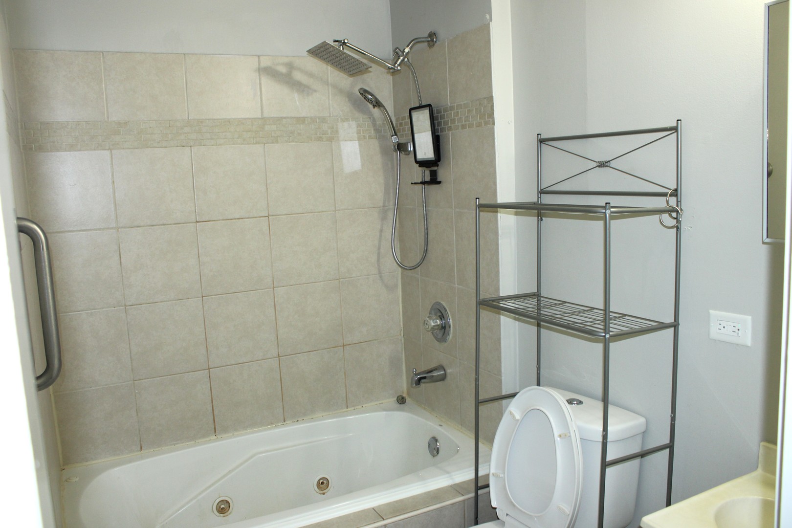 135 East Chestnut Street Coal City, IL 60416 - Photo 7 of 9 a bathroom with a bath tub and shower