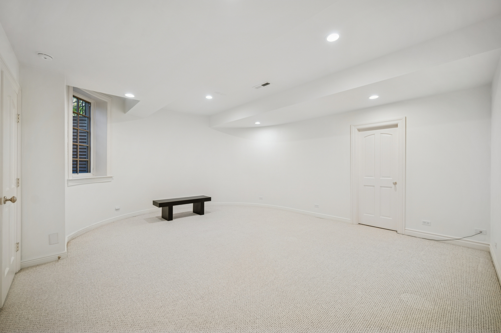 130 Maple Hill Road Glencoe, IL 60022 - Photo 33 of 47 an empty room with windows