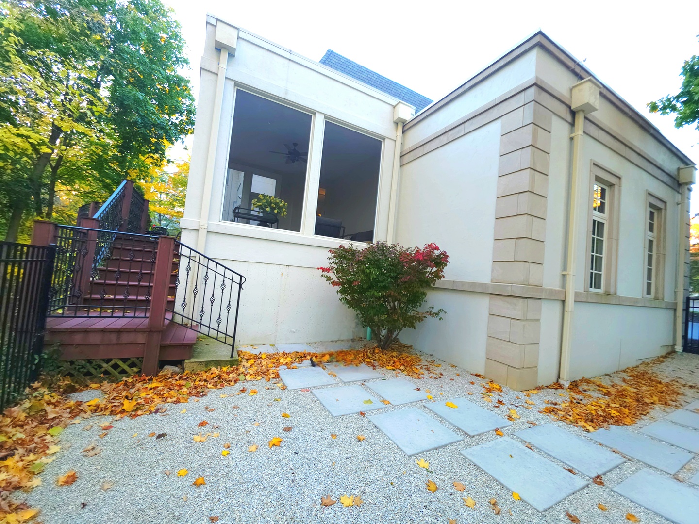 130 Maple Hill Road Glencoe, IL 60022 - Photo 44 of 47 a view of a house with potted plants