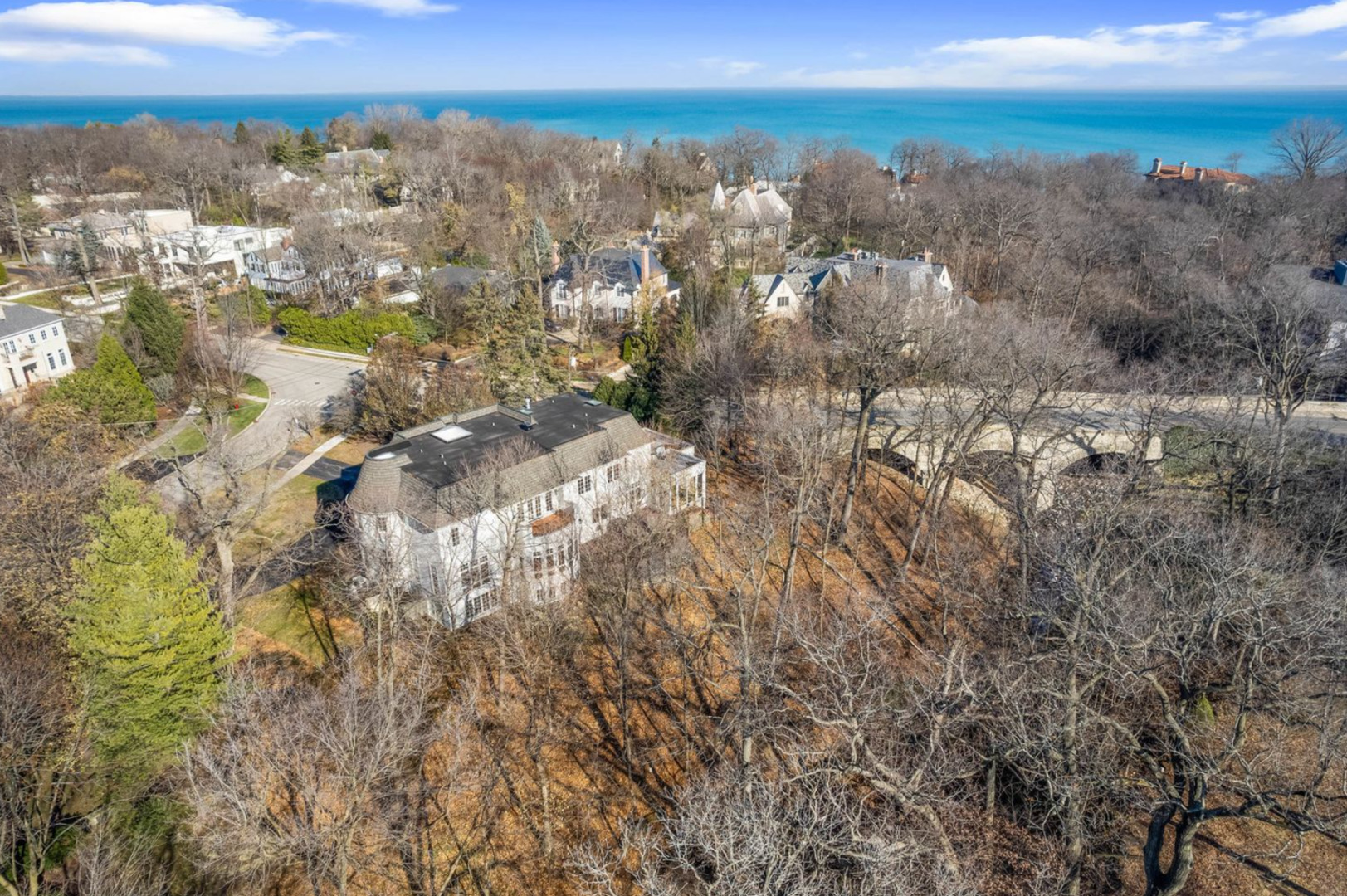 130 Maple Hill Road Glencoe, IL 60022 - Photo 5 of 47 a view of city and mountain