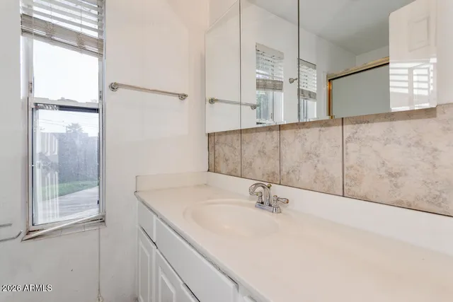 $3,200 | 211 East Geneva Drive, Tempe, AZ 85282