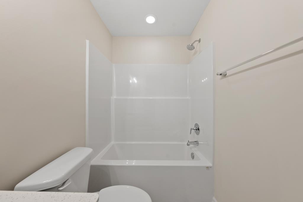 575 Bohannon Road Grantville, GA 30220 - Photo 17 of 33 a bathroom with a toilet and a bathtub