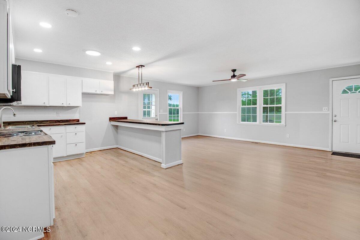 209 Hc Powers Road Wallace, NC 28466 - Photo 4 of 22 Kitchek-Living Room 2