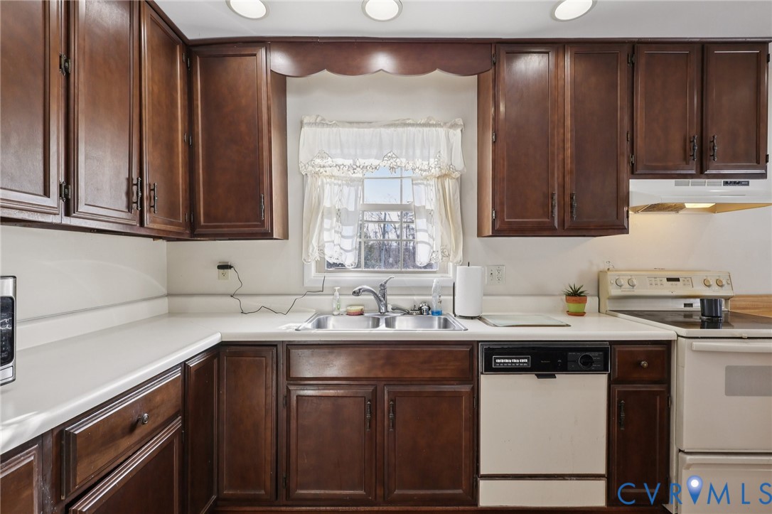 655 Holly Corner Road Fredericksburg, VA 22406 - Photo 2 of 38